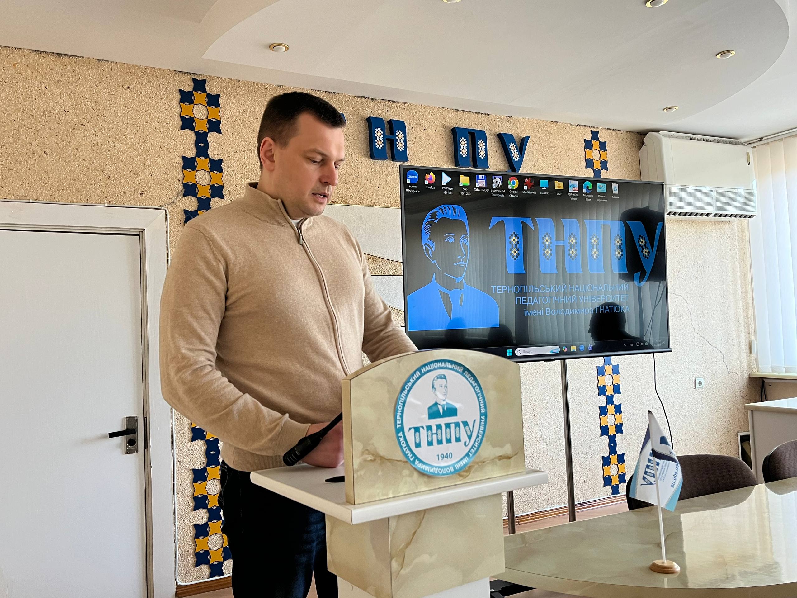 v.o._upovnovazhenoi_osoby_z_pytan_zapobihannia_ta_vyiavlennia_koruptsii_Nazarii_Redkva_predstavliaie_dopovid